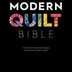 Może przedstawiać: Książka zatytułowana "Modern Quilt Bible" z czarną okładką. Tytuł jest w kolorze białym, z napisem "QUILT" w kolorowych literach patchworkowych. Poniżej tytułu znajduje się słowo "BIBLE" w kolorze białym. Okładka książki zawiera również tekst o technikach i pomysłach na projekty.
