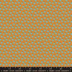Könnte beinhalten: Orangener Stoff mit einem sich wiederholenden Muster aus blauen Apfelformen und braunen Stielen. Der Text "RUBY STAR SOCIETY" ist unten im Bild aufgedruckt.