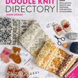 Może przedstawiać: Książka 'The Doodle Knit Directory' z różnymi akcesoriami do robienia na drutach. Okładka książki jest biała z różowym i czarnym tekstem. Dzianinowe przedmioty obejmują rękawiczki, skarpetki i szalik ze wzorami śnieżynek, geometrycznymi i kwiatowymi. Widoczne są również nożyczki i przędza.