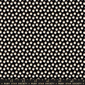 Pode incluir: Tecido preto com um padrão repetido de maçãs brancas com caules e folhas castanhas. Uma régua está na parte inferior com o texto "RUBY STAR SOCIETY".