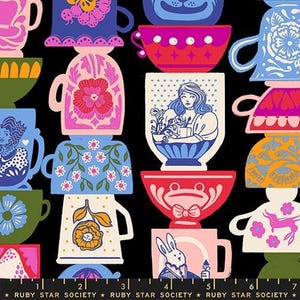 Puede incluir: Un patrón de tela con tazas de té y cuencos coloridos apilados sobre un fondo negro. Las tazas de té tienen diseños florales, de animales y de personajes en rosa, azul, verde y naranja. El texto "RUBY STAR SOCIETY" está en la parte inferior.