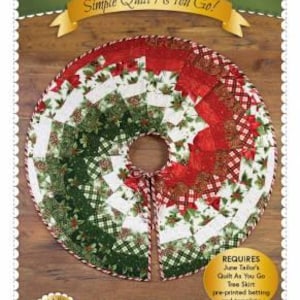Può includere: Una gonna circolare per albero di Natale con un design patchwork in rosso, verde e bianco. La gonna è divisa in due metà e presenta un'apertura centrale. Il testo "Bargello Christmas Tree Skirt" e "Simple Quilt As You Go!" sono visibili.