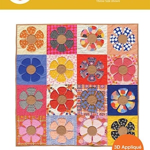 Könnte beinhalten: Ein Quiltmuster für eine Retro Daisy-Decke mit einem 3D-Applikationsmuster. Die Decke besteht aus 16 Quadraten, jedes mit einem anderen farbigen Gänseblümchen-Design. Die Decke ist in der Größe Throw gezeigt, die 64 Zoll mal 64 Zoll beträgt.