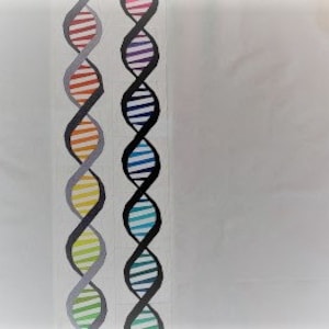 Peut inclure: Trois brins d'ADN colorés, chacun avec un motif de couleur différent. Les brins sont en papier et sont fixés sur un fond blanc.