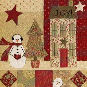 Puede incluir: Un tapiz de pared acolchado con tem&aacute;tica navide&ntilde;a con un mu&ntilde;eco de nieve, un &aacute;rbol de Navidad, una casa con la palabra "ALEGR&Iacute;A" en ella y una estrella roja. El fondo es una tela acolchada beige y roja.