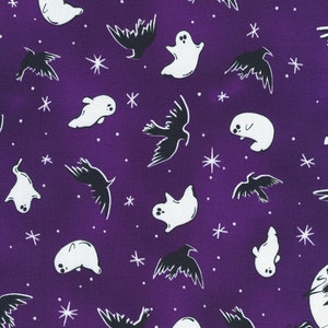 Peut inclure: Un tissu violet avec un motif répété de fantômes blancs, de corbeaux noirs, d'étoiles et de petits points blancs. Le motif est une impression sur le thème d'Halloween ou effrayant.