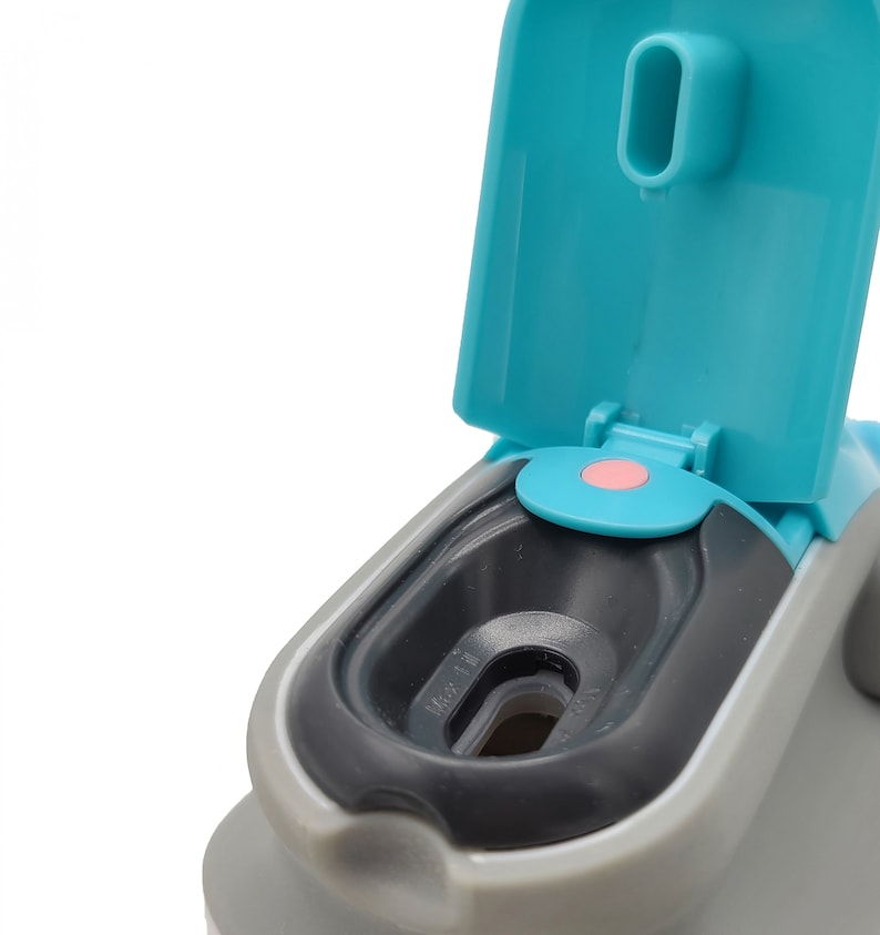 Puede incluir: Una botella de agua gris y azul con una tapa abatible. La tapa est&aacute; abierta y la botella tiene un sello de goma negro alrededor de la abertura.