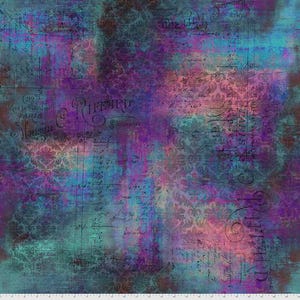 Pode incluir: Tecido abstrato com um aspeto vintage e desgastado. O design apresenta uma mistura de tons de verde-azulado, roxo e rosa com escrita sobreposta e motivos florais. A palavra "RIFFARD" é visível no centro.