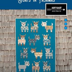 Pode incluir: Um padrão de colcha com um fundo azul com 12 cabras vestindo pijamas. As cabras são de várias cores e padrões. O padrão de colcha é intitulado "Kidding Around Goats in Pajamas" e mede 43 polegadas por 60 polegadas.