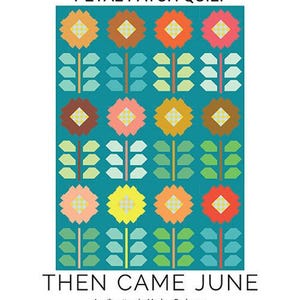 Puede incluir: Un patrón de edredón de color verde azulado titulado "Petal Patch Quilt" de Then Came June. El diseño presenta formas de flores coloridas en tonos de naranja, rosa, amarillo y marrón, con tallos y hojas verdes. El patrón incluye tamaños de bebé a cama.
