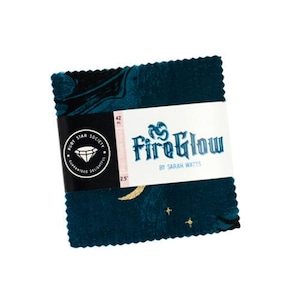 Può includere: Una pila di quadrati di tessuto verde acqua con un design marmorizzato, etichettati "Fire Glow by Sarah Watts". Il tessuto è legato con una fascia bianca con il nome del prodotto e un logo Ruby Star Society. Il tessuto ha un design celeste con una luna e stelle.