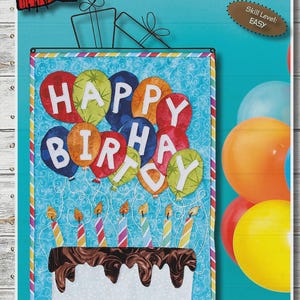 Könnte beinhalten: Ein Wandbehang aus Stoff mit dem Text "HAPPY BIRTHDAY WISHES". Das Design zeigt einen Kuchen mit Kerzen und Luftballons mit der Aufschrift "HAPPY BIRTHDAY". Die Maße betragen 30,48 cm x 45,72 cm.