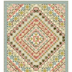 Puede incluir: Un patrón de edredón detallado titulado "Primrose" con un diseño floral. El edredón presenta un patrón de diamante central rodeado de cuadrados y triángulos en tonos de rosa, verde y crema. El tamaño del edredón es de 169 cm x 199 cm.