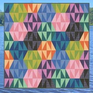 Pode incluir: Uma colcha colorida com um padrão geométrico de hexágonos e triângulos. A colcha é feita de vários tons de azul, verde, rosa, laranja e preto.