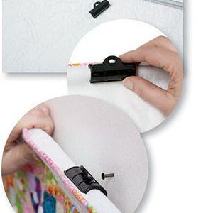 Peut inclure: Des clips noirs pour accrocher une courtepointe avec une tige argentée. Les clips sont utilisés pour suspendre une courtepointe colorée. Les clips sont en plastique et ont un petit trou en haut. La courtepointe a un motif floral.
