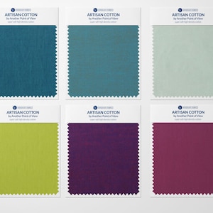 Puede incluir: Seis muestras de tela, cada una con un color y una textura diferentes. Las muestras están etiquetadas como "Artisan Cotton by Another Point of View". Los colores son azul verdoso, azul claro, verde claro, morado y burdeos.