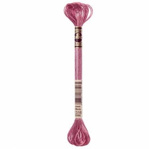 Op de afbeelding: Een spoel DMC borduurgaren in een roze tint genaamd "Jewel Effects" met nummer 316 en 5288 gedrukt op het etiket.