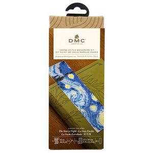 Pode incluir: Kit de ponto cruz DMC para marcador de livros com "A Noite Estrelada" de Van Gogh. O kit inclui um marcador com um design azul, amarelo e branco, medindo 15 x 30 cm. A embalagem é castanha com um gancho preto.