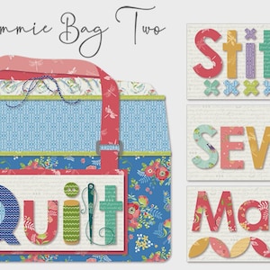 Op de afbeelding: Een kleurrijke Emmie Bag Two met een bloemen- en geometrisch patroon. De tas heeft rode bandjes en een blauwe achtergrond. Het woord "Quilt" staat op de voorkant van de tas. De woorden "Stitch", "Sew" en "Maker" staan ook afgebeeld.
