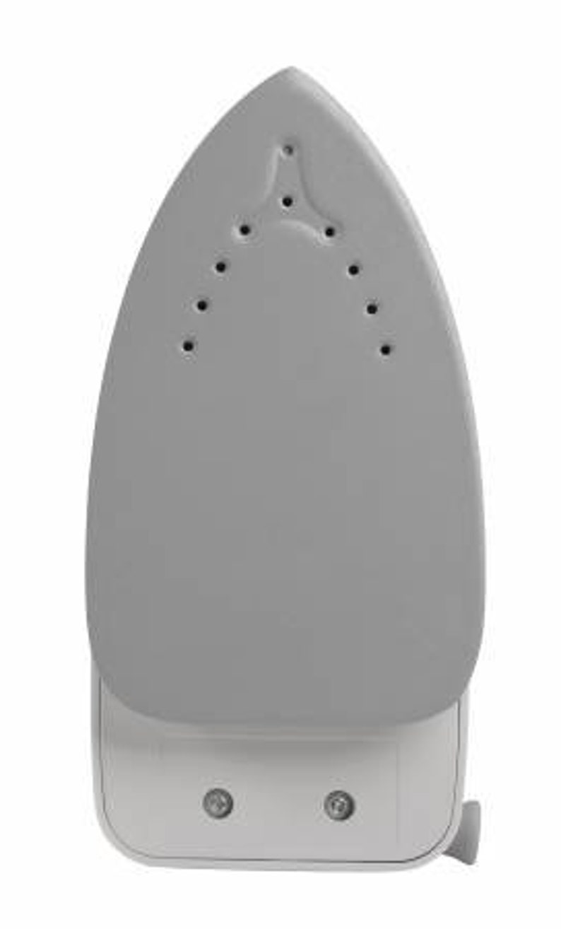 Puede incluir: Una plancha gris con una base blanca y dos botones en la parte delantera. La plancha tiene una punta puntiaguda y una salida de vapor en la parte superior.