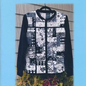 Puede incluir: Patrón de chaqueta de sudadera acolchada Charm Pack. La imagen muestra una chaqueta de sudadera acolchada negra con un diseño de patchwork en estampados florales en blanco y negro. El texto "Charm Pack" está en la parte superior de la imagen y "Chaqueta de sudadera acolchada" está en la parte inferior.