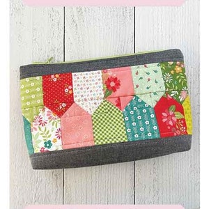 Op de afbeelding: Een kleurrijke patchwork stoffen tas met een ritssluiting. De tas is 20,3 cm bij 30,5 cm en is gelabeld "Emmie Pouch".
