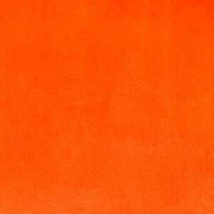 Könnte beinhalten: Ein durchgehend orangefarbener Hintergrund mit abgerundeten Ecken. Die Farbe ist ein leuchtendes, sattes Orange, das den gesamten Rahmen ausfüllt. Die Textur erscheint weich und leicht verschwommen, was auf ein Stoff- oder Filzmaterial hindeutet.