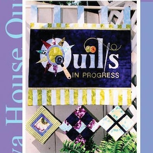 Op de afbeelding: Een banner voor "Quilts in Progress" met de tekst "23" x 28" Fusible Applique' Banner." De banner is donkerblauw met de woorden "Quilts in Progress" en illustraties met naaithema's. De banner is 58 cm x 71 cm groot.