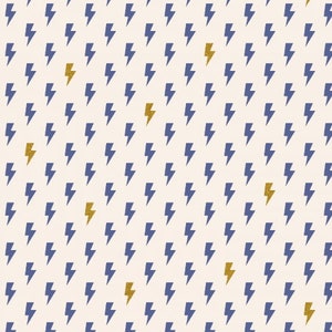 Op de afbeelding: Een naadloos patroon met een herhalend ontwerp van blauwe bliksemschichten op een crèmekleurige achtergrond. Sommige bliksemschichten zijn goud.