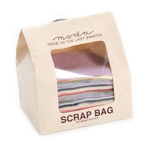 Peut inclure: Un sac en papier brun clair contenant une pile d'échantillons de tissu assortis visibles à travers une fenêtre en plastique transparent. Le sac porte l'inscription moda GOOD TO THE LAST SWATCH et SCRAP BAG NET WEIGHT APX. 0,23KG en brun foncé.