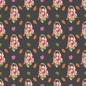 Könnte beinhalten: Ein sich wiederholendes Muster aus bunten Geistern und Herbstblättern auf dunklem Grau. Die Geister sind mit einem Patchwork aus rosa, orange, grünen und weißen Quadraten bedeckt. Die Blätter sind orange, rosa und grün.