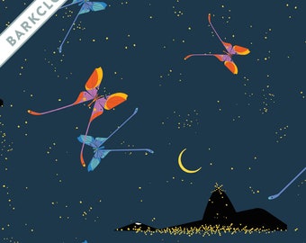 Può includere: Uno sfondo blu scuro con un motivo ripetitivo di farfalle colorate e stelle gialle. Le farfalle hanno code lunghe e sono in varie posizioni. Una falce di luna si trova nell'angolo in alto a destra dell'immagine.