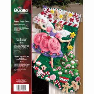 Könnte beinhalten: Ein Filz-Weihnachtsstrumpf-Set mit einem Sugar Plum Fairy-Design. Der grüne Strumpf zeigt eine Fee in einem rosa Kleid, die einen Sternenstab hält. Enthält Lebkuchenmänner, Zuckerstangen und einen Weihnachtsbaum. Misst 45,7 cm.