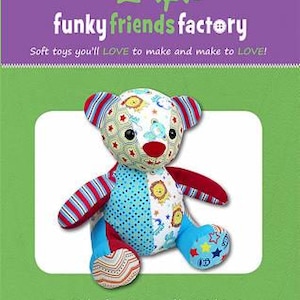 Pode incluir: Um padrão de urso de peluche de patchwork colorido com um nariz vermelho e um fundo branco. O urso tem 31 cm de altura e chama-se "Melody Memory Bear".