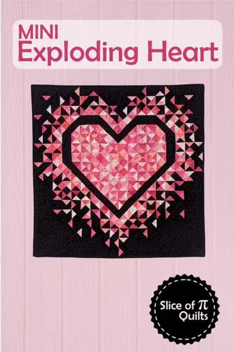 K&ouml;nnte beinhalten: Ein rosa-schwarzes Quiltmuster mit einer Herzform in der Mitte. Der Quilt tr&auml;gt den Titel "Mini Exploding Heart" und stammt von "Slice of Pi Quilts".