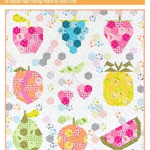 Puede incluir: Un edredón colorido con varias frutas, incluyendo una manzana rosa, uvas azules y una piña amarilla. El edredón está hecho de formas y patrones geométricos, con un fondo blanco y un borde naranja. El texto en la parte superior dice "an English Paper Piecing Project by Violet Craft".