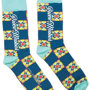 Puede incluir: Un par de calcetines azules y verdes con un patrón a cuadros y el texto "Piece Maker" en blanco.