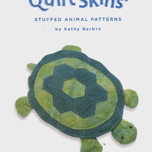 Peut inclure: Un patron de tortue rembourrée de "Rumpled Quilt Skins" par Kathy Barbro. La tortue est principalement verte avec un motif hexagonal sur le dos. Le texte "Turtle Pattern" est en bas.