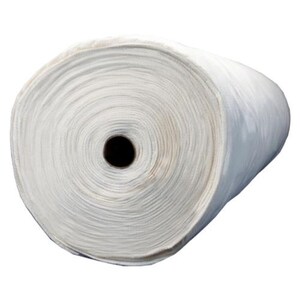 Può includere: Un rotolo di tessuto bianco, avvolto strettamente, con un'anima scura. Il tessuto sembra essere di peso medio, adatto a vari progetti di artigianato e cucito. Lo sfondo è bianco.
