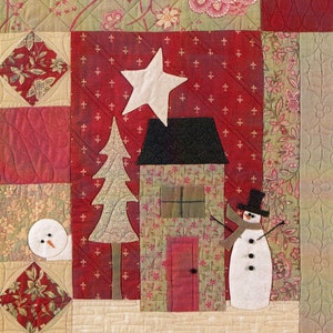 Puede incluir: Una colcha de retazos roja, verde y blanca con una casa, un &aacute;rbol, una estrella y un mu&ntilde;eco de nieve. La casa tiene una puerta roja y una ventana. El &aacute;rbol es verde y tiene un tronco marr&oacute;n. La estrella es blanca y tiene cinco puntas. El mu&ntilde;eco de nieve es blanco y tiene un sombrero negro y botones.