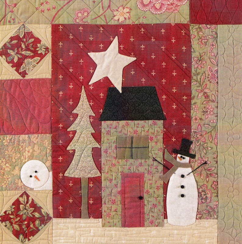 Puede incluir: Una colcha de retazos roja, verde y blanca con una casa, un &aacute;rbol, una estrella y un mu&ntilde;eco de nieve. La casa tiene una puerta roja y una ventana. El &aacute;rbol es verde y tiene un tronco marr&oacute;n. La estrella es blanca y tiene cinco puntas. El mu&ntilde;eco de nieve es blanco y tiene un sombrero negro y botones.