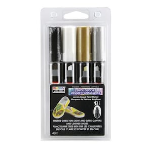 Pode incluir: Um pacote de quatro marcadores de tinta Shoe Decor da Marvy Uchida. Os marcadores são em preto, branco, dourado e prateado. A embalagem mostra um par de tênis com um design colorido. O texto na embalagem diz "Shoe Decor Decor de Chaussures Acrylic Based Paint Marker Marqueur de Peinture Acrylique Works Great on Light and Dark Canvas and Leather Shoes Fonctionne tres bien sur les chaussures en toile claire et foncee et en cuir 4pc."