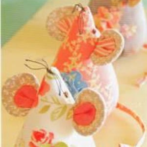 Puede incluir: Tres ratones de tela con estampados florales y grandes orejas redondas. Los ratones tienen colas largas y delgadas y están dispuestos en fila. La imagen incluye el texto "Three Blind Mice" y "Fig Tree Threads".