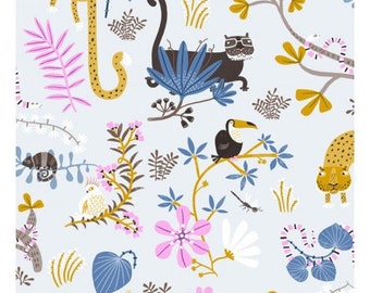 Può includere: Uno sfondo azzurro chiaro con un motivo ripetitivo di animali della giungla, piante e fiori. Gli animali includono un tucano, un leopardo, un gatto e un serpente. Le piante includono felci, palme e fiori in tonalità di rosa, giallo e blu.