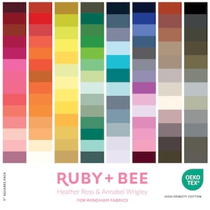 Op de afbeelding: Een stoffen staalverzameling met een verscheidenheid aan kleuren, waaronder roze, oranje, geel, groen, blauw en bruin. Het pakket is gelabeld met "RUBY + BEE" en bevat de tekst "5" SQUARES PACK". De stof is van hoge dichtheid katoen.