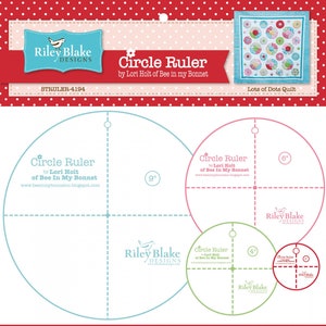Pode incluir: Um modelo de régua circular para acolchoar, com três círculos em rosa, verde e azul. Os círculos são etiquetados com seus diâmetros: 9 polegadas, 6 polegadas e 4 polegadas. A régua foi projetada por Lori Holt de Bee in My Bonnet e faz parte da coleção Riley Blake Designs.