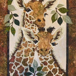 Peut inclure: Une œuvre d'art textile représentant deux girafes avec des motifs bruns et beiges, entourées de feuilles vertes et grises. Les girafes se détachent sur un fond crème avec une bordure marron foncé, créant une scène chaleureuse et naturelle.