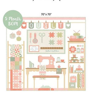 Puede incluir: Ilustración decorativa de una sala de acolchado, con una máquina de coser, estanterías y un diseño de acolchado. El texto dice "My Sew Quilty Life" y "Quilt Room BOM". El edredón mide 177,8 cm x 177,8 cm.