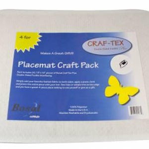 以下が含まれることがあります： 「Placemat Craft Pack」と「Craf-Tex Double Sided Heat Seal Fabric」と書かれた青と白のラベルが付いた白いプレースマット4枚入りパック。ラベルには蝶のグラフィックと「4 for」と「Make a Great Gift」のテキストも含まれています。