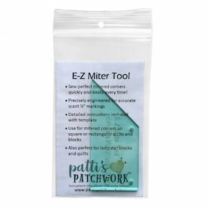 Op de afbeelding: Een transparante E-Z Miter Tool van plastic voor het naaien van perfecte gemiterde hoeken op quilts en blokken. De tool heeft markeringen voor nauwkeurige schuin 6 mm naden. De tool is verpakt in een transparante plastic zak met het Patti's Patchwork-logo en websiteadres.